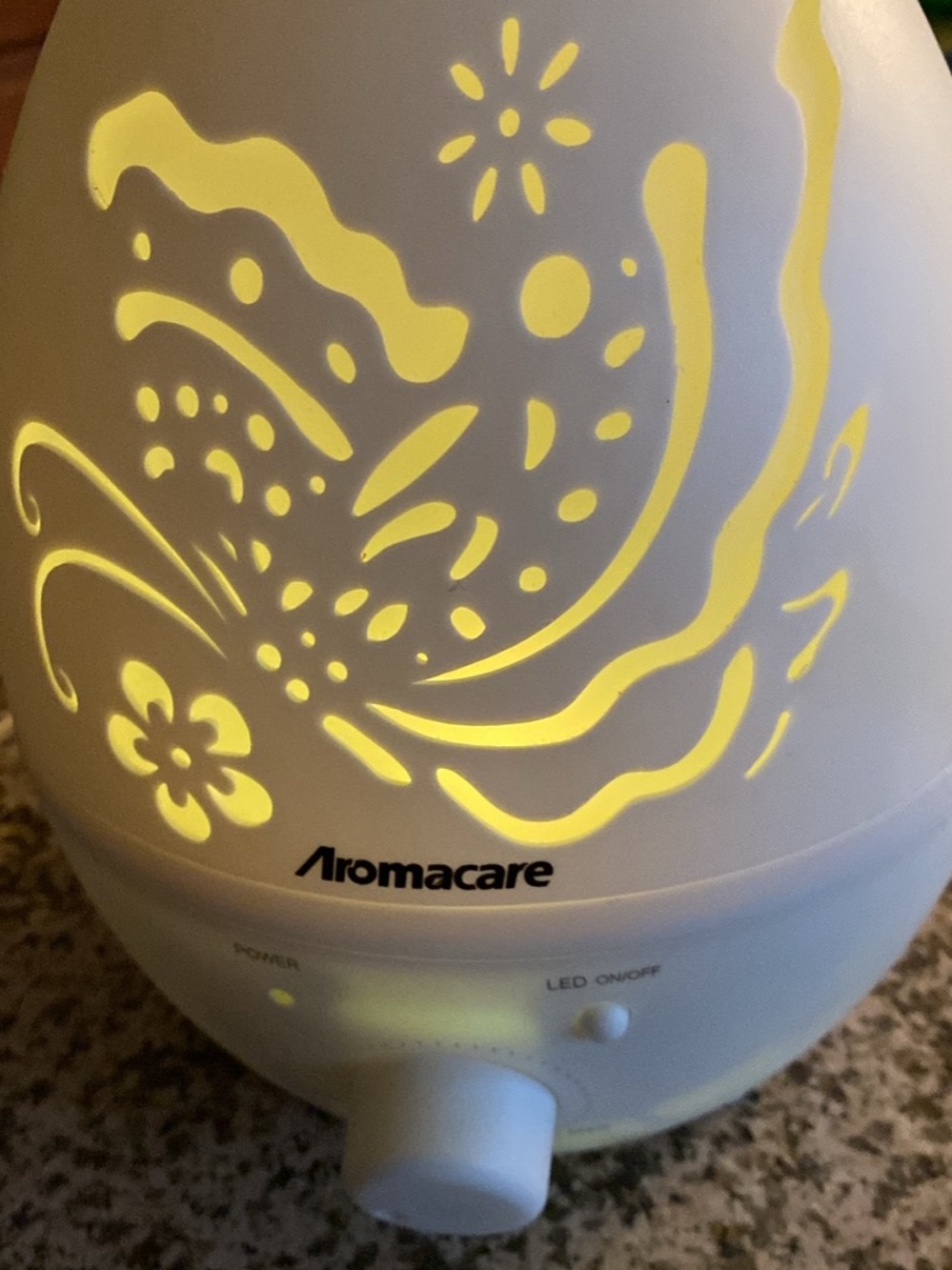 White Aromacare Humidifier/Diffuser with LED light - Picture 5 of 10